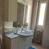 Mobile lavabo specchio luci prese rubinetto Bidet