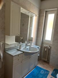 Mobile lavabo specchio luci prese rubinetto Bidet