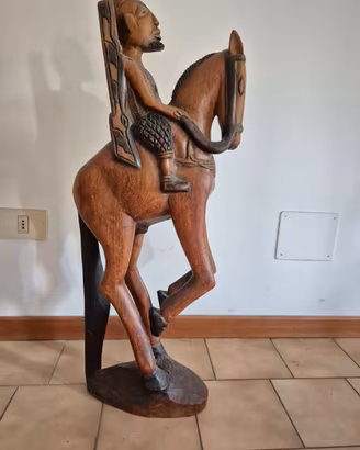 Scultura in legno massello intarsiata a mano