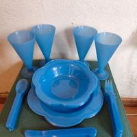 Set da campeggio vintage in plastica blu