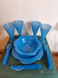 Set da campeggio vintage in plastica blu