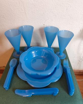 Set da campeggio vintage in plastica blu