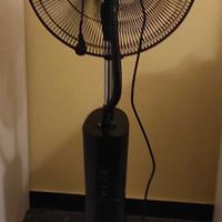 Ventilatore a colonna con nebulizzatore d’acqua