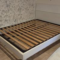 Letto matrimoniale con doghe in legno