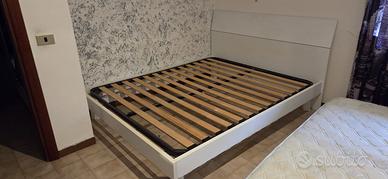 Letto matrimoniale con doghe in legno