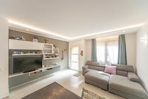 Luminoso trivano biservizi con cortile privato