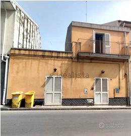 Indipendente Con Terrazzo E Corte Rif970