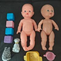 Due bambolotti con accessori