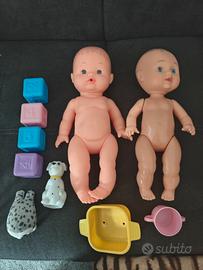 Due bambolotti con accessori