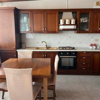 cucina in legno con tavoli e sedie abbinati