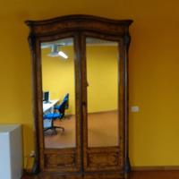 Mobile antico con specchi