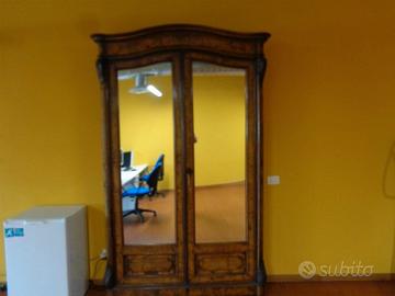 Mobile antico con specchi