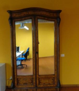 Mobile antico con specchi
