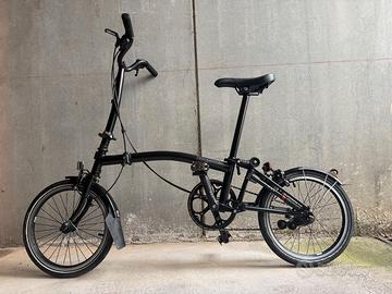 Brompton modello “Black edition”, bici pieghevole