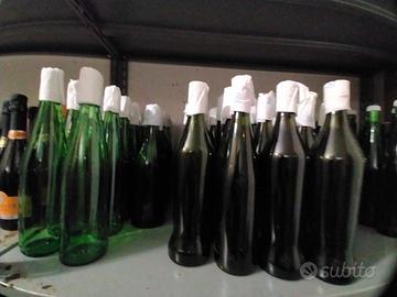 bottiglie pronte da imbottigliare vino o salsa