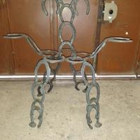 sedia realizzata con ferri di cavallo antichi