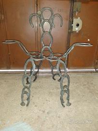 sedia realizzata con ferri di cavallo antichi