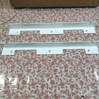 Set di 2 staffe bianche in metallo. 