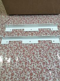 Set di 2 staffe bianche in metallo. 