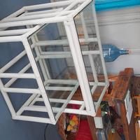 Tavolini di bambù e vetro impilabili