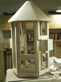 Voliera esagonale in legno di abete