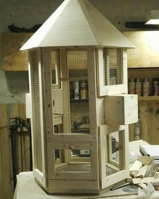 Voliera esagonale in legno di abete