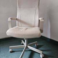 Sedia da ufficio bianca girevole con braccioli