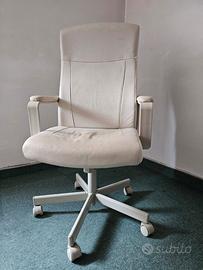 Sedia da ufficio bianca girevole con braccioli