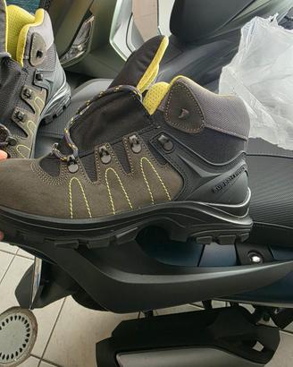 scarpe antinfortunistiche nuove N 42.