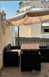 Set Relax da Esterno: Ombrellone + Divano + Tavolo