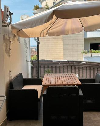 Set Relax da Esterno: Ombrellone + Divano + Tavolo