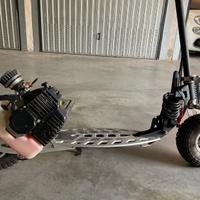 Monopattino con motore a scoppio