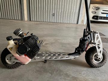 Monopattino con motore a scoppio