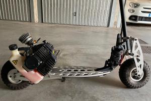 Monopattino con motore a scoppio