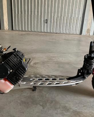Monopattino con motore a scoppio