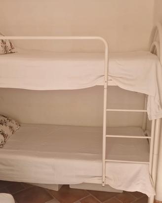 letto a castello bianco con materassi 