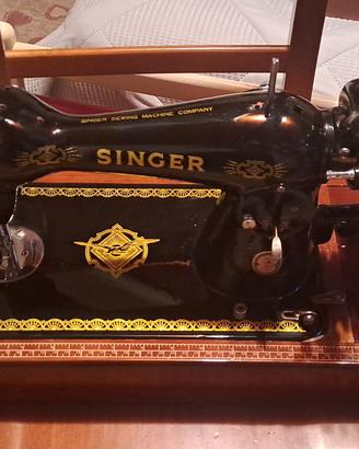 Macchina da cucire d'epoca Singer con custodia 