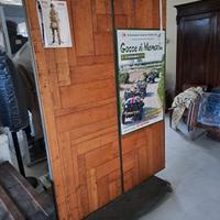 separe' espositore robusto con basamento a ruote