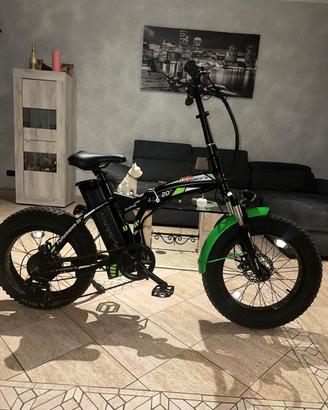 FAT BIKE ELETTRICA CON DISPLAY E BATTERIA NUOVI