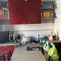 Cucina con tavolo e sedie