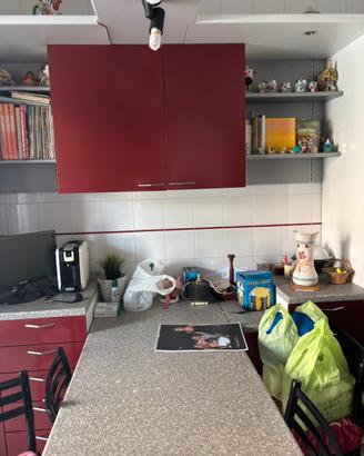 Cucina con tavolo e sedie