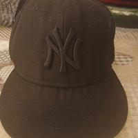 cappellino nero new era NY
