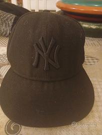cappellino nero new era NY