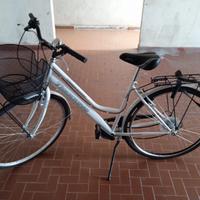 Bicicletta bianca con cambio shimano