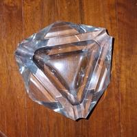 Posacenere di cristallo triangolare sfaccettato
