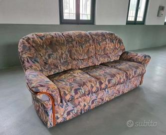 DIVANO TESSUTO CON INSERTI IN LEGNO MULTICOLORE