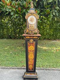 Prestigioso orologio con colonna finemente lavorat