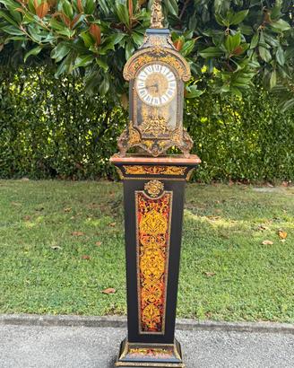 Prestigioso orologio con colonna finemente lavorat