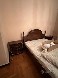 Letto matrimonial in legno e coppia comodini mossi