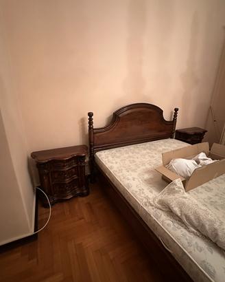 Letto matrimonial in legno e coppia comodini mossi